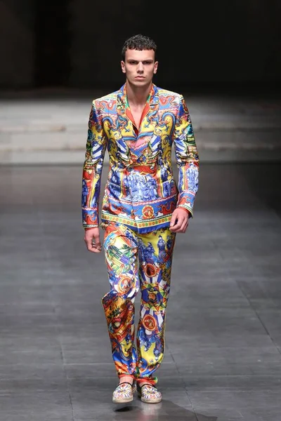 Model Wyświetla Nowe Stworzenie Pokaz Mody Dolce Gabbana Idealna Podczas — Zdjęcie stockowe