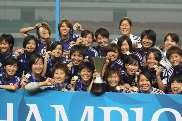 Jugadores Japoneses Posan Con Trofeo Campeón Después Derrotar Corea Del —  Fotos de Stock