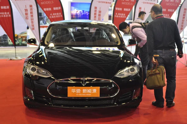 Látogatók Nézd Meg Tesla Model Során Egy Automatikus Show Nanjing — Stock Fotó