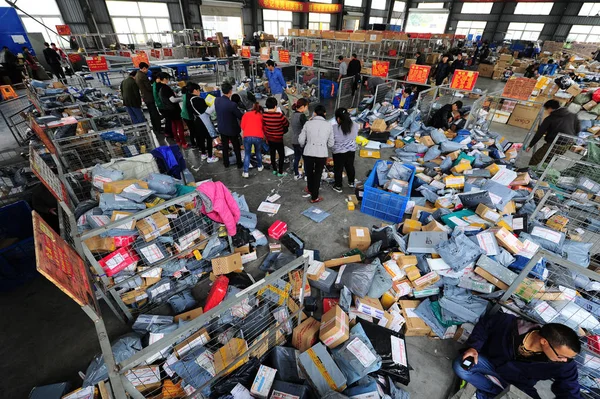 Kínai Munkások Rendezni Parcellákat Amelyek Többsége Line Vásárlás Egy Elosztó — Stock Fotó
