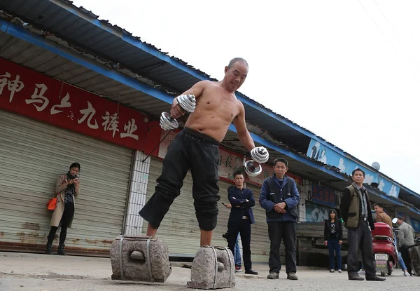 Der Chinese Huang Baoquan Geht Mit Einem Paar Kurzhanteln Und — Stockfoto