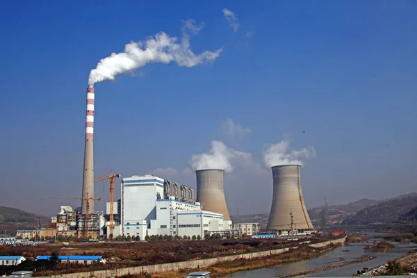 Dym Para Odprowadzane Kominów Wież Chłodniczych Elektrowni Węglowej Mieście Baishan — Zdjęcie stockowe