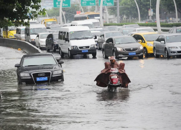 Fahrzeuge Fahren Bei Starkem Regen Verursacht Durch Taifun Goni Auf — Stockfoto