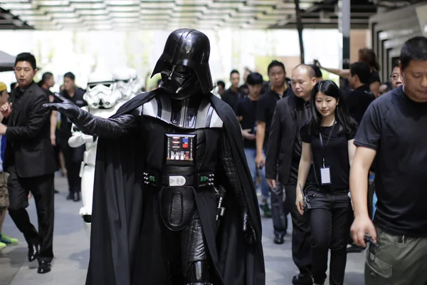 Entertainers Öltözött Darth Vader Stormtroopers Pózol Egy Promóciós Esemény Star — Stock Fotó