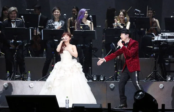 Cantante Japonés Ayumi Hamasaki Izquierda Cantante Singapurense Lin Actúan Concierto — Foto de Stock