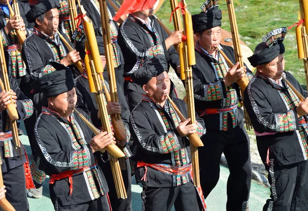 Chińczycy Mniejszości Etnicznej Miao Tradycyjne Stroje Wykonywania Ceremonii Otwarcia Festiwalu — Zdjęcie stockowe