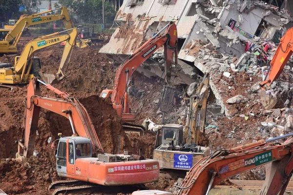 Las Máquinas Utilizan Para Desmantelar Edificio Derrumbado Sitio Del Deslizamiento —  Fotos de Stock