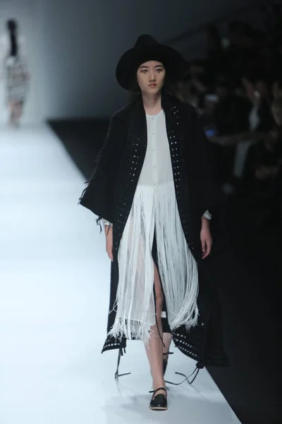 Modell Visar Skapelse Kinesiska Modedesigner Ban Xiaoxue Ban Xiaoxue Modevisning — Stockfoto