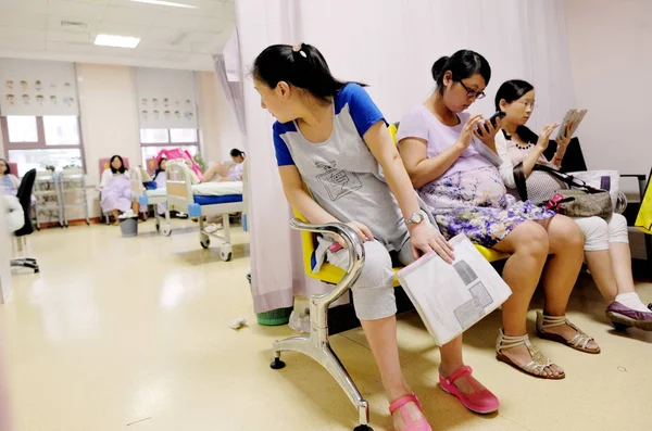 Mladé Těhotné Ženy Čekají Vyšetření Nemocnici Nanjing Maternity Child Health — Stock fotografie