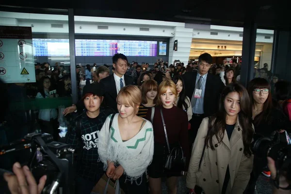 韩国女孩团体阿阿在2015年10月10日抵达台湾台北后抵达台湾桃园国际机场 — 图库照片