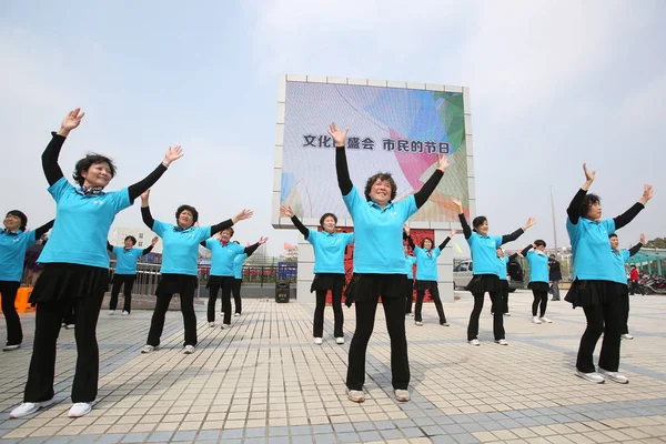 Dançarinos Quadrados Apresentam Durante Festival Dança Uma Praça Xangai China — Fotografia de Stock