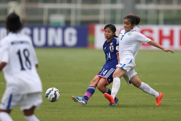 Player Uzbekistan Right Challenges Narumi Miura Japan Soccer Match 2015 — Stock Photo, Image