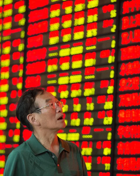 2015年5月21日 中国东部江苏省南京市一家股票经纪公司的股价 价格上涨为红色 价格下跌为绿色 — 图库照片