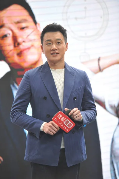 Der Chinesische Schauspieler Tong Dawei Posiert Während Einer Pressekonferenz Seinem — Stockfoto