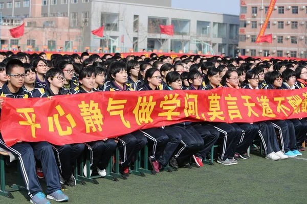 Unga Kinesiska Studenter Närvara Massa Rally Att Förbereda För Kommande — Stockfoto