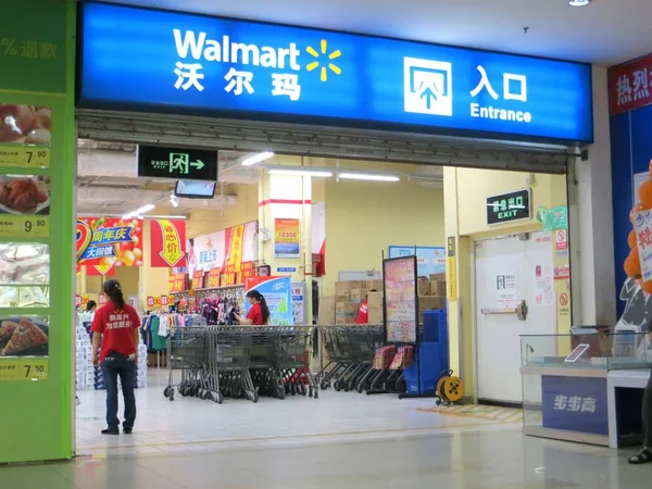 Egy Kínai Munkavállaló Látható Bejáratnál Egy Walmart Szupermarket Yichang Város — Stock Fotó