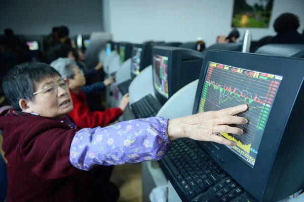 中国の投資家が株式や 2015 日中国東部の山東省の青島市で証券家で上海総合指数の価格を見てください — ストック写真