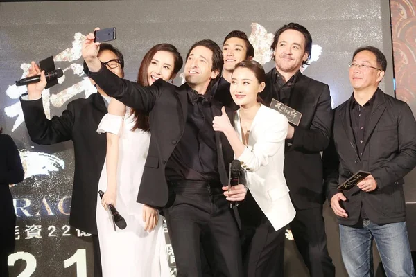 Amerikaans Acteur Adrien Brody Centreren Andere Sterren Nemen Selfies Tijdens — Stockfoto