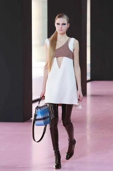 Una Modelo Muestra Una Nueva Creación Desfile Moda Christian Dior — Foto de Stock