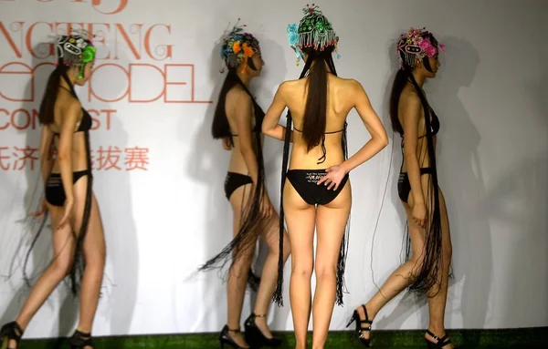 Bikini Plätering Modeller Bär Peking Opera Pannsmycken Prestera Modell Tävling — Stockfoto