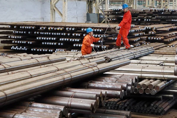 Китайские Рабочие Связывают Стальную Продукцию Которая Будет Поднята Складе Металлургическом — стоковое фото