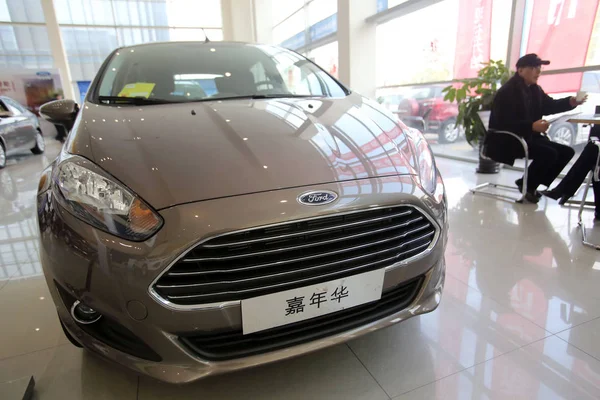 Ford Carnival Jelenik Meg Kereskedés Ford Sanghajban Kína Február 2015 — Stock Fotó