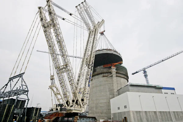 Levanta Una Cúpula Contención Para Reactor Número Instala Central Nuclear — Foto de Stock