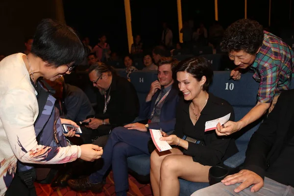 2015年6月16日 在中国上海举行的第十八届上海国际电影节上 芬兰外芬兰女星克里斯塔 科索宁在为她的电影 助产士 举行的新闻发布会上为中国歌迷签名 — 图库照片