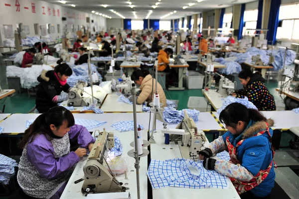 Женщины Китаянки Шьют Одежду Швейной Фабрике Городе Ичан Провинция Хубэй — стоковое фото