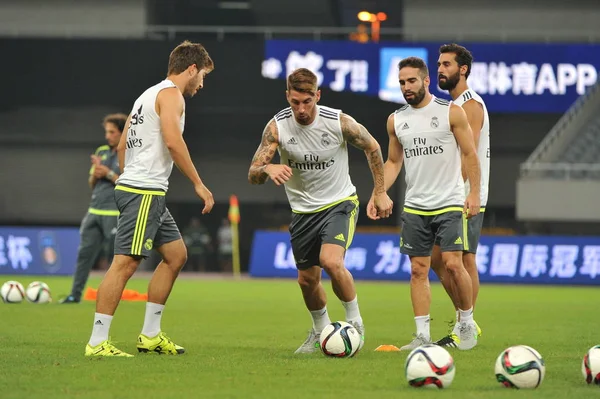 Sergio Ramos Center Und Teamkollegen Von Real Madrid Nehmen Einem — Stockfoto