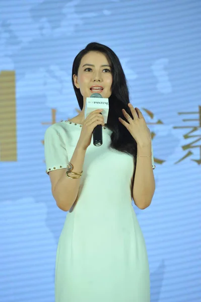 2015年7月20日 中国女星高元元在中国北京泛腾洗发水促销活动上发表演讲 — 图库照片