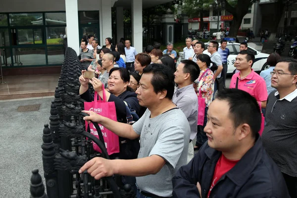 Uma Multidão Pais Chineses Espera Portão Uma Escola Secundária Quando — Fotografia de Stock