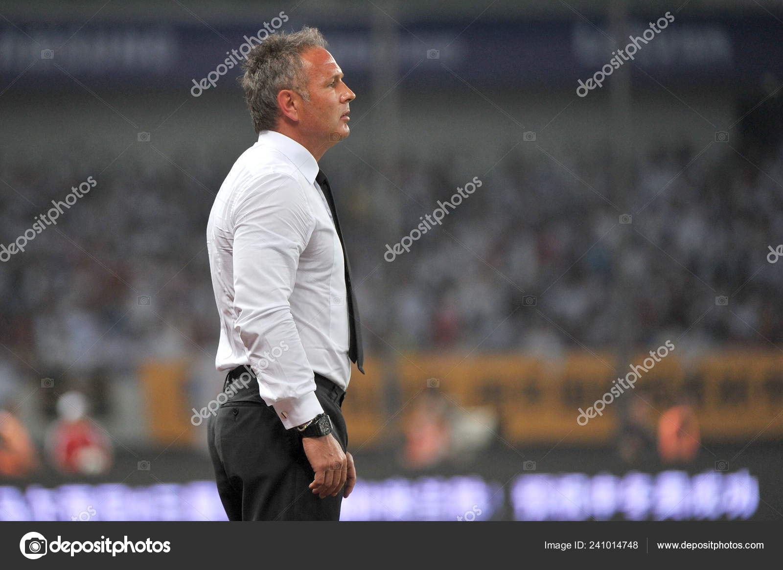 Entrenadora Principal Sinisa Mihajlovic Del Milan Observa Sus Jugadores  Competir — Foto editorial de stock #241014748 ©IC Photo, image size:1600x1165