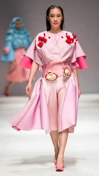 モデルは 2015 中国北京で卒業前に先輩から北京のファッション技術研究所が発表したファッションショー中に新しい創造を表示します — ストック写真