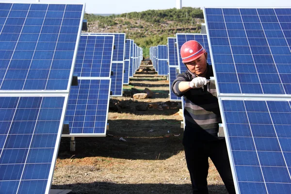 Lavoratore Cinese Adegua Pannelli Solari Una Centrale Fotovoltaica Weining Hui — Foto Stock