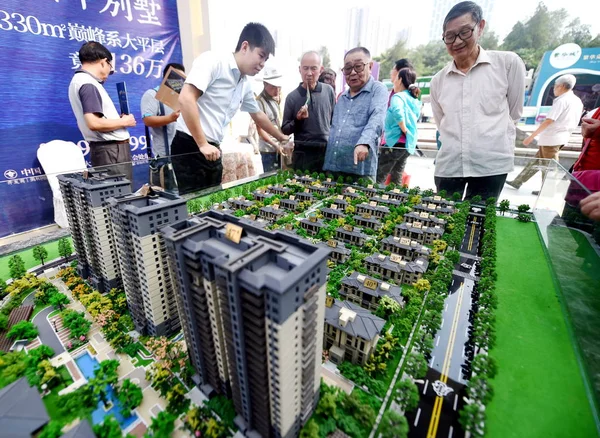 Kínai Homebuyers Nézni Ház Modellek Lakóingatlan Projekt Egy Ingatlan Valós — Stock Fotó