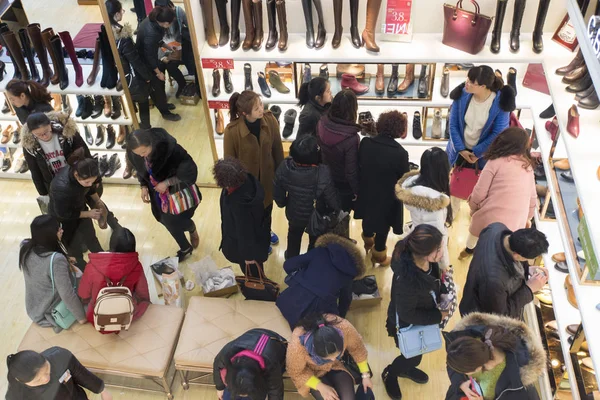 顧客は 中国東部の江蘇省南京市のショッピングモールで靴を購入します 2015年3月7日 — ストック写真
