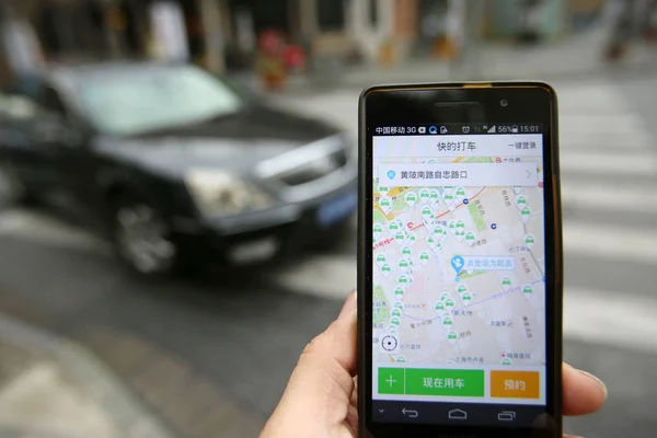 Ein Chinesischer Handynutzer Benutzt Die Taxi Hailing App Kuaidi Dache — Stockfoto
