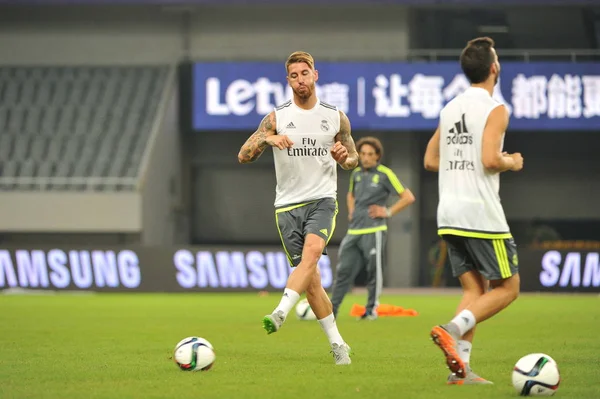 Sergio Ramos Links Und Teamkollegen Von Real Madrid Nehmen Juli — Stockfoto
