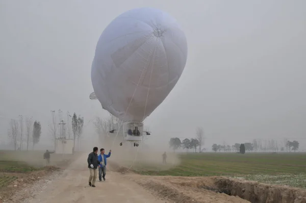 Zeppelin Által Kínai Termelő Shi Songbo Leveszi Egy Repülés Közben — Stock Fotó