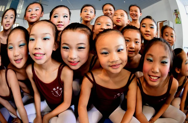 2015年6月29日 在中国安徽省博州市湖晓舞蹈学院的一个培训班上 年轻的中国女孩摆出姿势拍照 — 图库照片