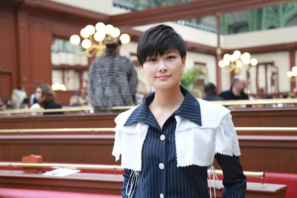 Čínská Zpěvačka Yuchun Představuje Módní Přehlídce Chanel Během 2015 Podzim — Stock fotografie