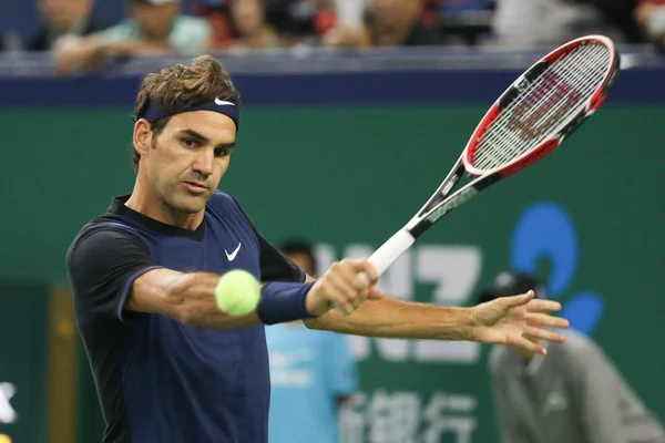 Roger Federer Suíça Devolve Uma Foto Albert Ramos Vinolas Espanha — Fotografia de Stock