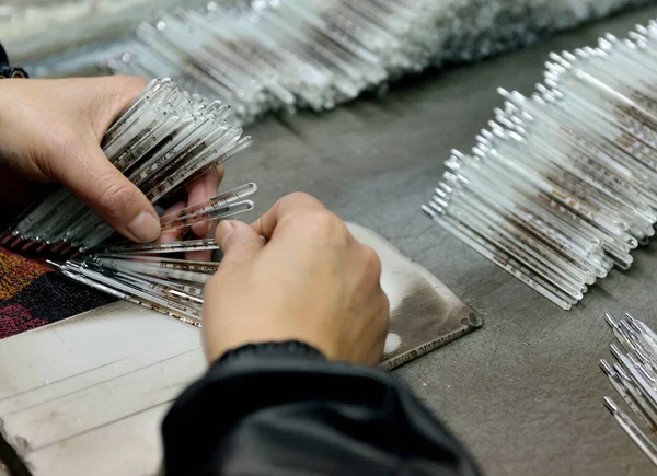 Ein Chinesischer Arbeiter Überprüft Quecksilber Glas Thermometer Werk Von Jiangsu — Stockfoto