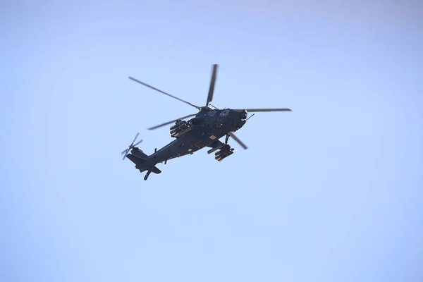 Helicóptero Ataque Sobrevuela Plaza Tiananmen Durante Desfile Militar Para Conmemorar —  Fotos de Stock