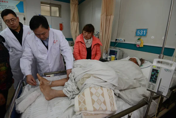 Residente Cinese Locale Ferito Nel Terremoto Magnitudo Riceve Cure Ospedale — Foto Stock