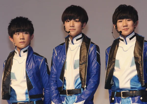 File Groupe Garçons Chinois Tfboys Posent Lors Événement Promotionnel Pour — Photo