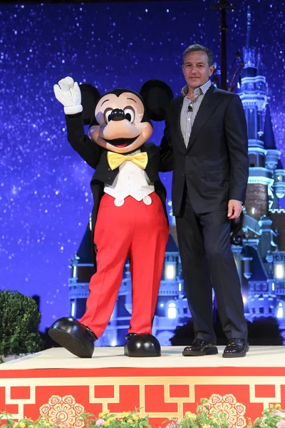 Disney Voorzitter Ceo Bob Iger Gelijk Poses Met Een Entertainer — Stockfoto