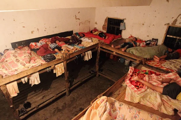 Κόρες Κοιμούνται Έναν Άθλιο Κοιτώνα Ένα Δημοτικό Σχολείο Στην Κομητεία — Φωτογραφία Αρχείου