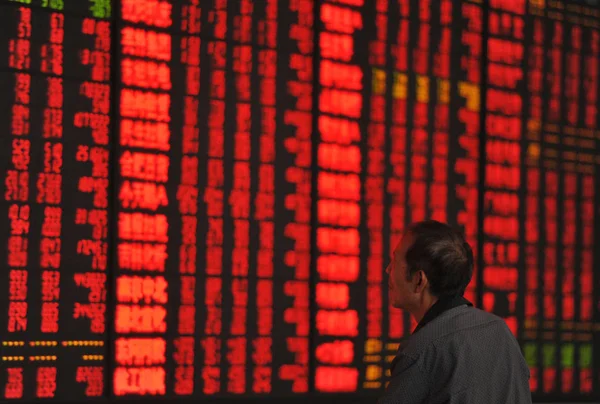 2015年9月9日 中国东部安徽省阜阳市一家股票经纪公司的股价 价格上涨为红色 价格下跌为绿色 — 图库照片